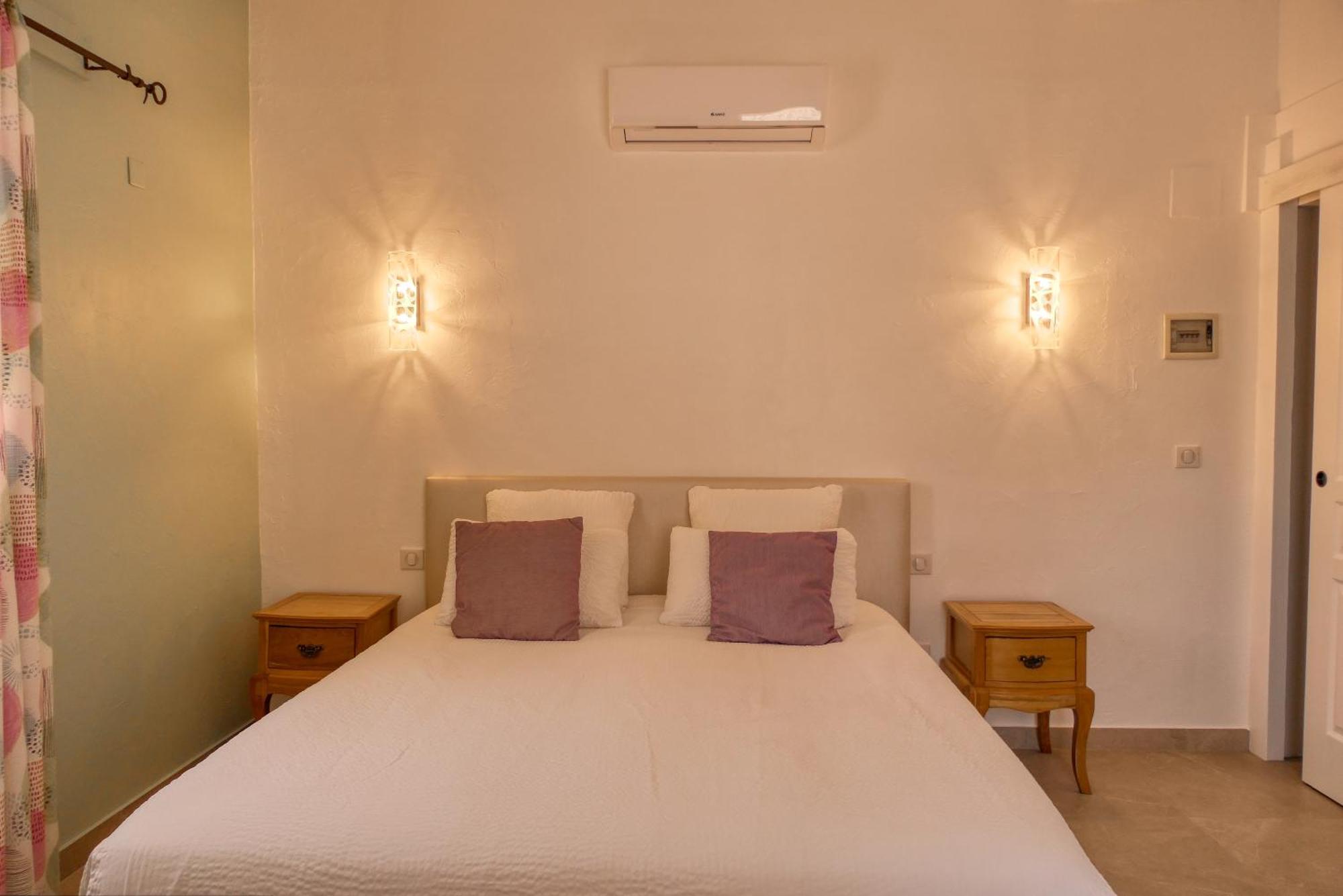 Le Hameau Fleur De Pierres , Chambre , Gite Et Table D'Hotes Murs  Εξωτερικό φωτογραφία