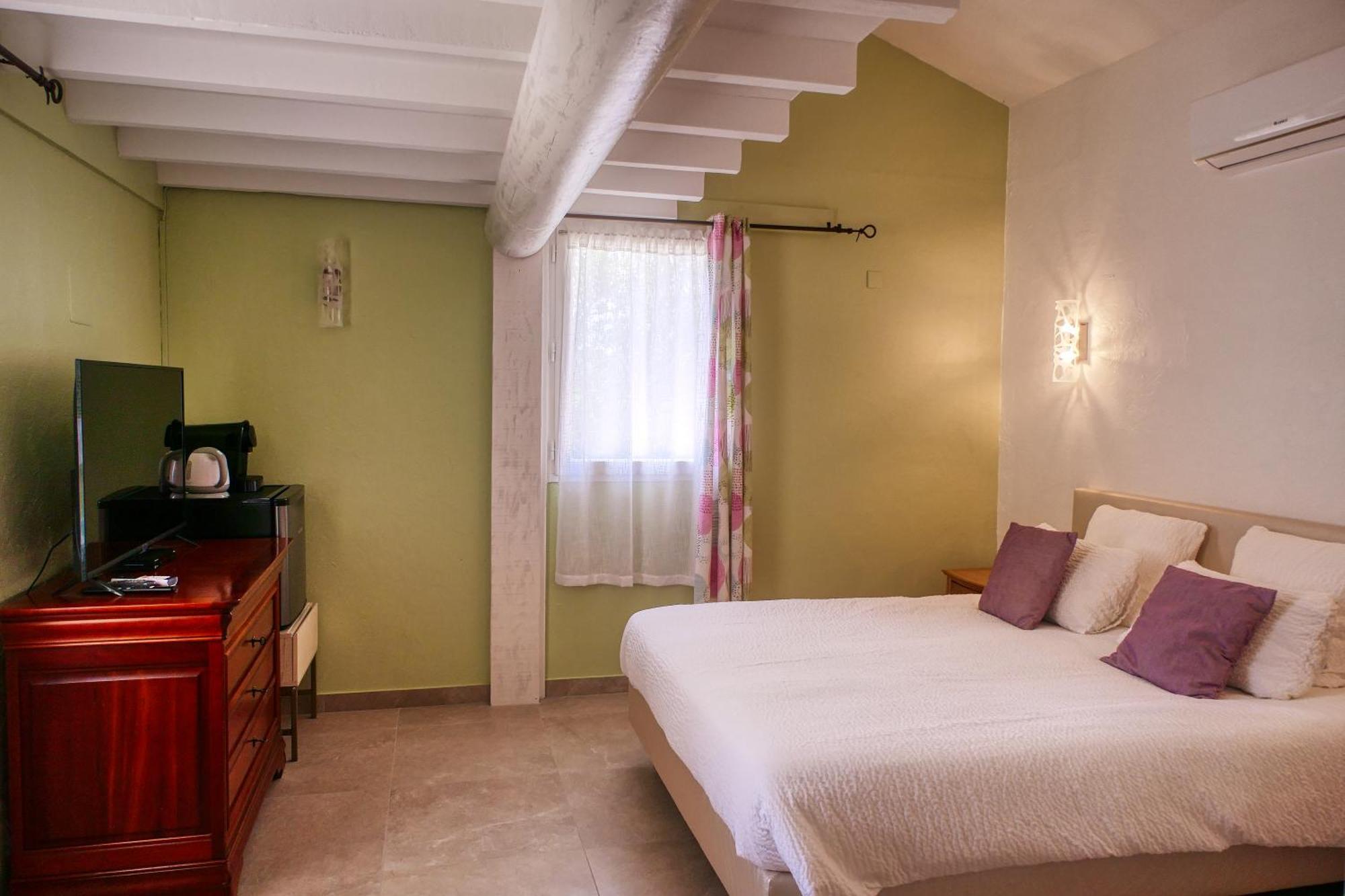 Le Hameau Fleur De Pierres , Chambre , Gite Et Table D'Hotes Murs  Εξωτερικό φωτογραφία